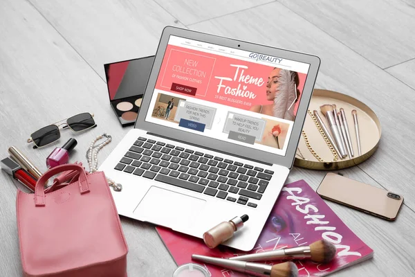 Laptop Open Page Beauty Blog Magazine Decorative Cosmetics Accessories Light — Stock Photo, Image