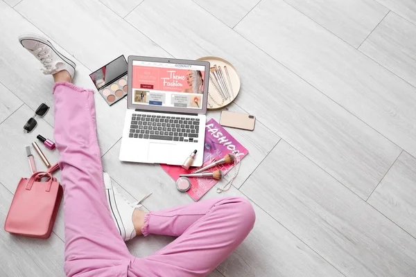 Blogueiro Beleza Feminina Com Laptop Cosméticos Decorativos Acessórios Piso Madeira — Fotografia de Stock