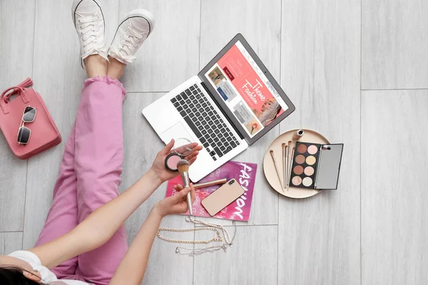 Vrouwelijke Beauty Blogger Met Decoratieve Cosmetica Laptop Accessoires Lichte Houten — Stockfoto