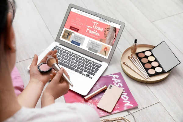 Kvinnlig Skönhet Bloggare Med Dekorativa Kosmetika Laptop Och Tillbehör Ljusa — Stockfoto