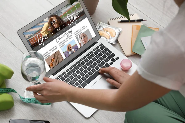 Female Lifestyle Blogger Glass Water Laptop Light Wooden Floor — Stock Photo, Image