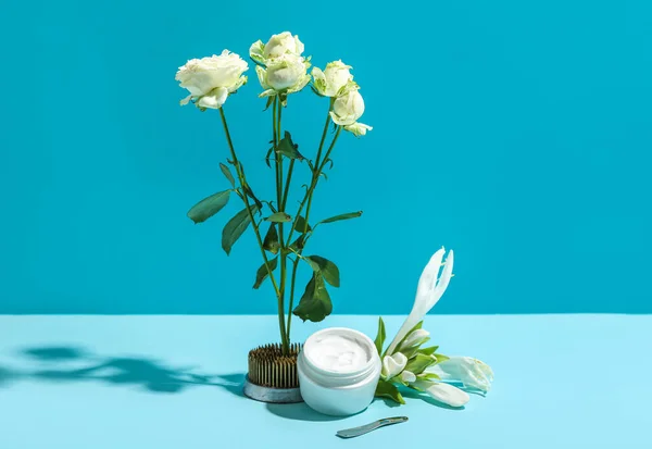 Jar Cream Beautiful Ikebana Cosmetic Spatula Blue Background — Stock Photo, Image