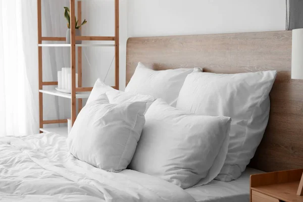 Большая Кровать Мягкими Подушками Светлой Спальне — стоковое фото