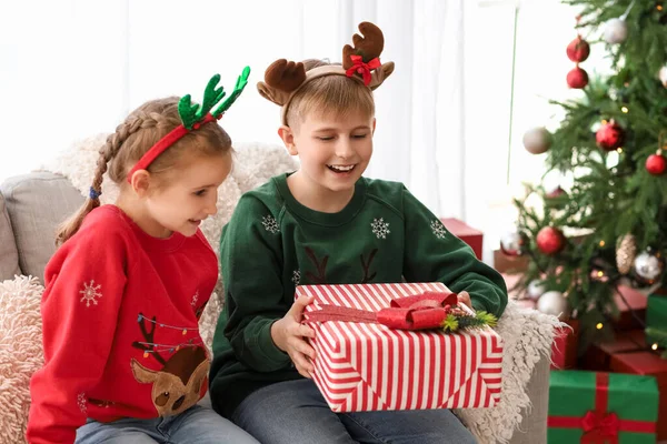 Crianças Pequenas Felizes Chifres Rena Com Presente Natal Casa — Fotografia de Stock