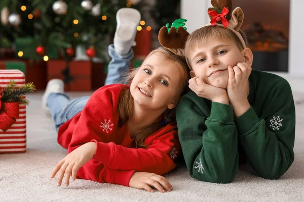 Glada Små Barn Renhorn Hemma Julafton — Stockfoto