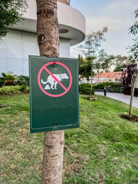 Yeşil çimenlikte uyarı işareti