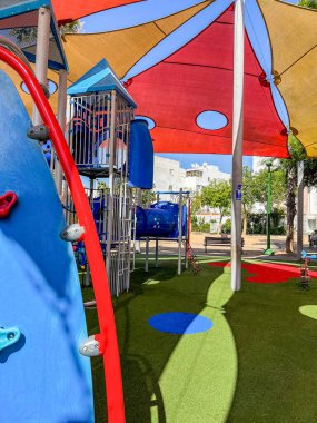 Şehir parkında parlak modern oyun alanı