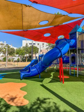 Parkta modern slaytlı oyun alanı