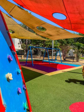Şehir parkında parlak modern oyun alanı