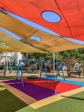 Parktaki modern çocuk parkında salıncak