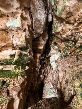 Dağdaki güzel mağara manzarası