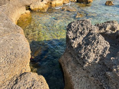 Deniz suyuyla kayalık sahilin yakın görüntüsü