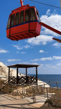 Kırmızı teleferik dağ kaldırıyor.