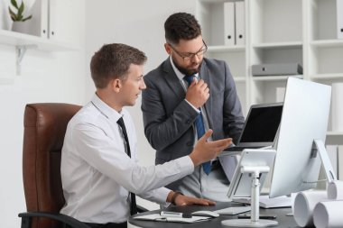 Ofiste patronuyla çalışan yakışıklı bir banka müdürü.