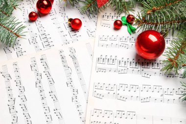 Kağıt üzerinde topları olan Noel dalları, yakın plan.