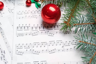 Kağıt üzerinde topları olan Noel dalları, yakın plan.