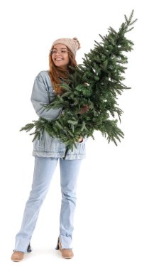 Beyaz arka planda Noel ağacı olan genç bir kadın.