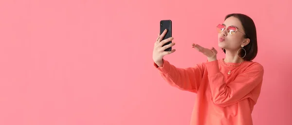 Hermosa Mujer Joven Tomando Selfie Sobre Fondo Rosa Con Espacio — Foto de Stock