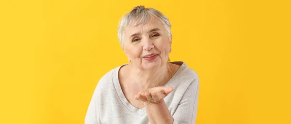 Sarı Arka Planda Öpüşen Yaşlı Kadının Portresi — Stok fotoğraf