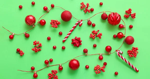 Bolas Navidad Con Bastones Rowan Dulces Sobre Fondo Verde — Foto de Stock
