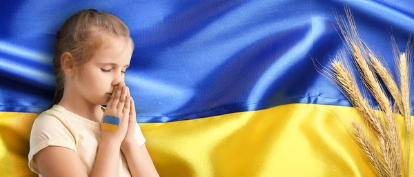 Молитися Маленькій Дівчинці Проти Прапора України — стокове фото