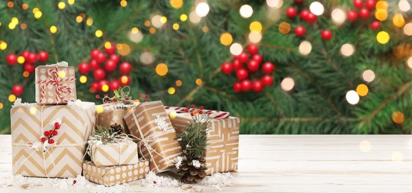 Schöne Weihnachtsgeschenkboxen Schnee Und Dekor Auf Dem Tisch — Stockfoto
