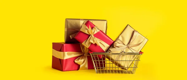 Кошик Подарунковими Коробками Жовтому Тлі — стокове фото