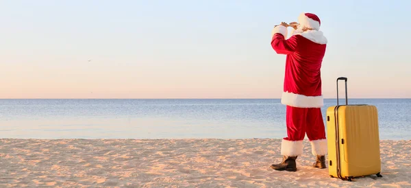 Санта Клаус Чемоданом Шпилькой Морском Курорте Рождественские Каникулы — стоковое фото