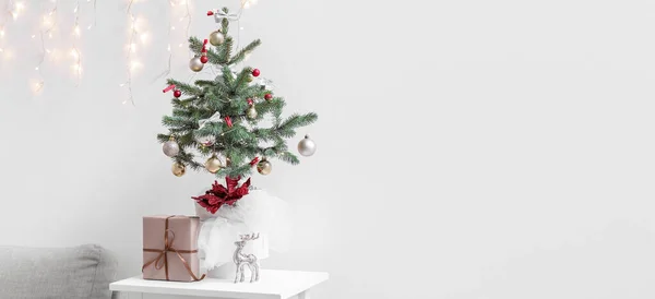 Pequeño Árbol Navidad Con Regalo Mesa Cerca Pared Luz Habitación — Foto de Stock