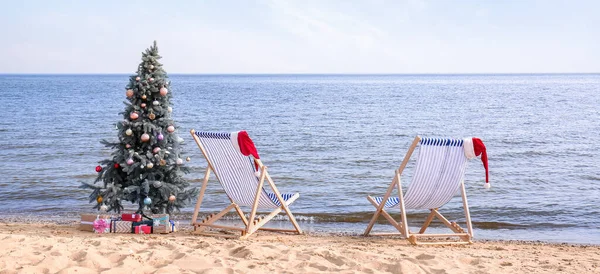 Christmas Tree Gifts Deck Chairs Sea Beach — Stock Photo, Image