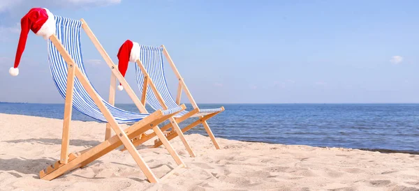 Krzesła Kapeluszami Santa Plaży Morskiej — Zdjęcie stockowe
