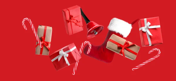 Regalos Navidad Bastones Caramelo Calcetines Campana Jingle Sobre Fondo Rojo — Foto de Stock
