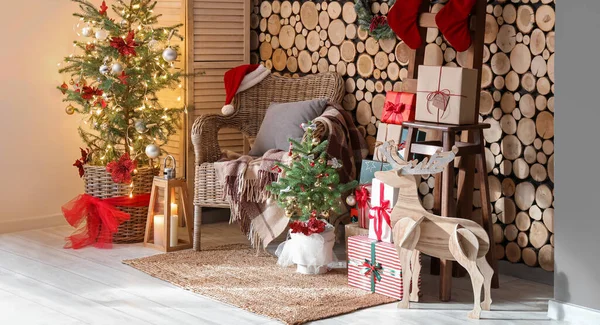 Árvores Natal Com Poltrona Vime Presentes Perto Parede Madeira Quarto — Fotografia de Stock