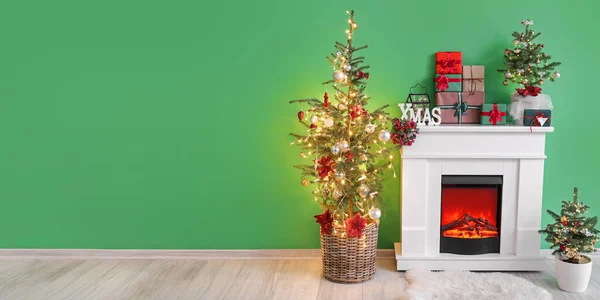 Modern Fireplace Gifts Christmas Trees Green Wall Room — Stock Photo, Image