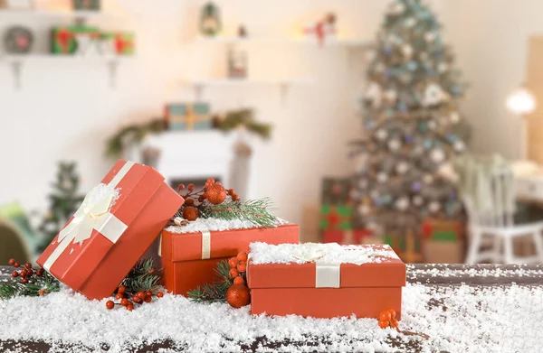 Mooie Kerstcadeaus Met Sneeuw Tafel Kamer — Stockfoto