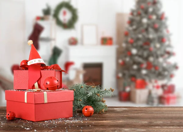 Прекрасні Різдвяні Подарунки Дерев Яному Столі Кімнаті — стокове фото