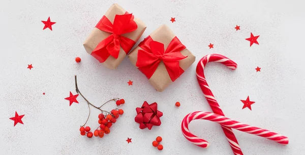 Složení Vánočními Dárky Cukrovinkami Bobulemi Lehkém Pozadí — Stock fotografie