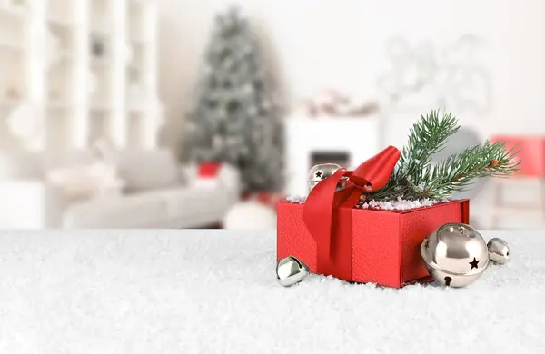 Mooi Kerstcadeau Met Sneeuw Tafel Kamer — Stockfoto
