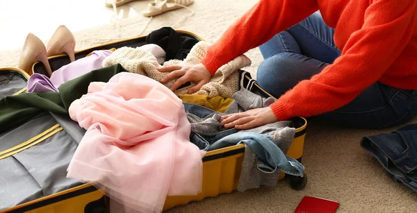Young Woman Packing Suitcase Home — Stock Photo, Image