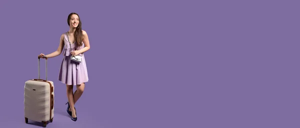 Glückliche Junge Frau Mit Koffer Auf Violettem Hintergrund Mit Platz — Stockfoto