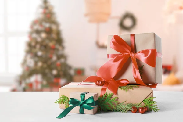 Gyönyörű Karácsonyi Ajándékok Asztalon Szobában — Stock Fotó