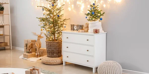 Interior Sala Estar Leve Com Belas Árvores Natal Cômoda Luzes — Fotografia de Stock