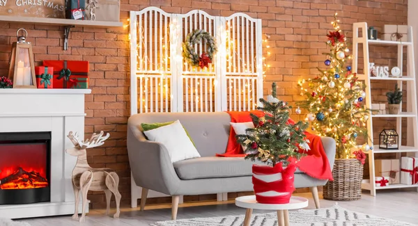 Şık Oturma Odasının Içinde Kanepe Şömine Noel Ağaçları Parıldayan Işıklar — Stok fotoğraf