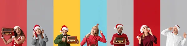 Mensen Met Koptelefoon Microfoon Gitaren Radio Ontvangers Kleur Achtergrond Kerstfeest — Stockfoto
