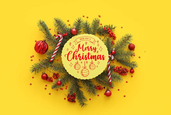 Komposition Mit Weihnachtsgrußkarte Und Dekorationen Auf Gelbem Hintergrund — Stockfoto