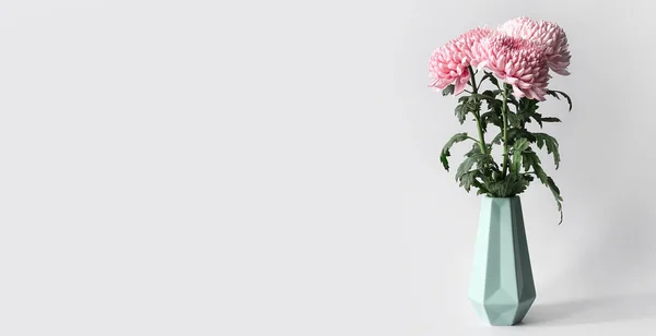 美しいピンクの菊の花と花瓶テキストのためのスペースと光の背景 — ストック写真