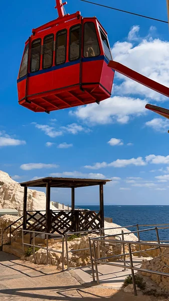 Red Cable Car Cabin Lifting Mountain — Stock Photo, Image
