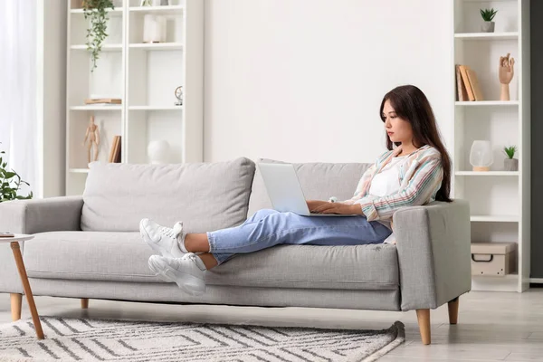 Mujer Asiática Joven Usando Ordenador Portátil Sofá Casa — Foto de Stock