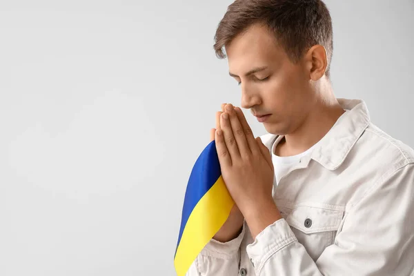 Young Man Flag Ukraine Praying Light Background — Stock Photo, Image