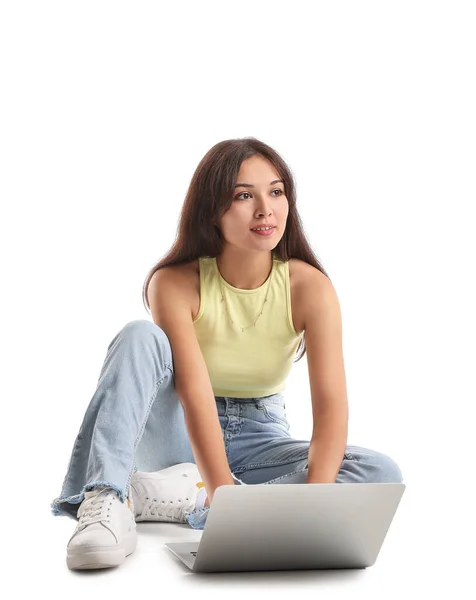 Fiatal Ázsiai Használ Laptop Fehér Háttér — Stock Fotó